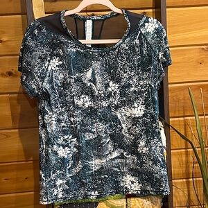 lululemon Seek the Heat Navy & White Short Sleeve Top with mesh back